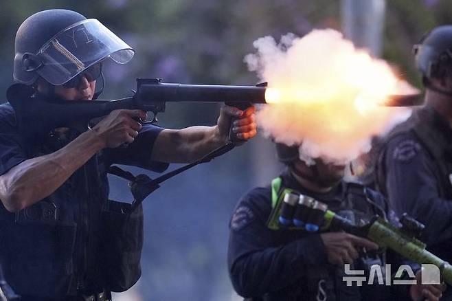 <font style="vertical-align: inherit;"><font style="vertical-align: inherit;">[로스앤젤레스=AP/뉴시스] 8일(현지 시간) 미 캘리포니아주 로스앤젤레스 도심 메트로폴리탄 구치소 인근에서 경찰이 이민세관단속국(ICE)의 불법 이민자 단속에 항의하는 시위대를 향해 고무탄을 발사하고 있다. 앞서 지난 6일 미국 이민세관단속국(ICE)가 LA 상업 지역 기습 단속을 하며 불법 이민자들을 대거 체포해 이에 반발한 시위가 나흘째 이어지고 있다. 2025.06.10.</font></font>