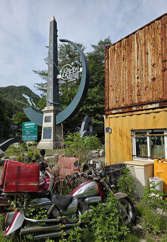 경북 봉화에서 태백시 진입부에 설치된 2억원짜리 ‘오벨리스크 조형물’은 태양신과 스포츠 정신을 상징하고 있지만 피라미드 모양의 철탑이 시뻘겋게 녹슬었고, 주변 쓰레기 더미는 관광도시의 이미지를 크게 훼손시키고 있다.(사진=뉴시스) *재판매 및 DB 금지