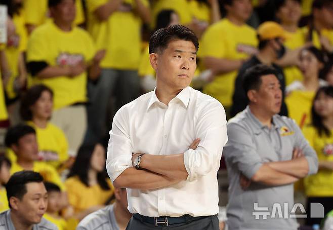 [창원=뉴시스] 추상철 기자 = 15일 오후 경남 창원체육관에서 열린 2024-2025 프로농구 챔피언결정전 서울 SK 나이츠와 창원 LG 세이커스 6차전 경기, LG 조상현 감독이 경기를 지켜보고 있다. 2025.05.15. scchoo@newsis.com
