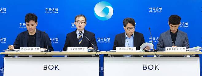 (사진1) 10일 오전 서울 중구 한국은행에서 개최된 '2025년 4월 국제수지(잠정) 기자설명회' 왼쪽부터 김태호 국제수지팀 과장, 송재창 금융통계부장, 김성준 국제수지팀장, 권수한 국제수지팀 과장(사진제공=한국은행) *재판매 및 DB 금지