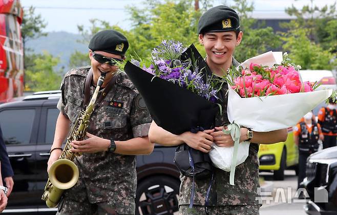 [춘천=뉴시스] 김혜진 기자 = 군 복무를 마친 방탄소년단 RM(왼쪽), 뷔가 10일 오전 강원 춘천시 한 부대 인근에서 전역인사를 하고 있다. 2025.06.10. jini@newsis.com