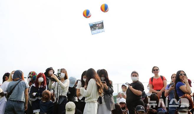 [춘천=뉴시스] 김혜진 기자 = 10일 오전 강원 춘천시 한 부대 인근에서 방탄소년단(BTS) 뷔와 RM의 전역을 축하하는 애드벌룬이 떠 있다. 2025.06.10. jini@newsis.com