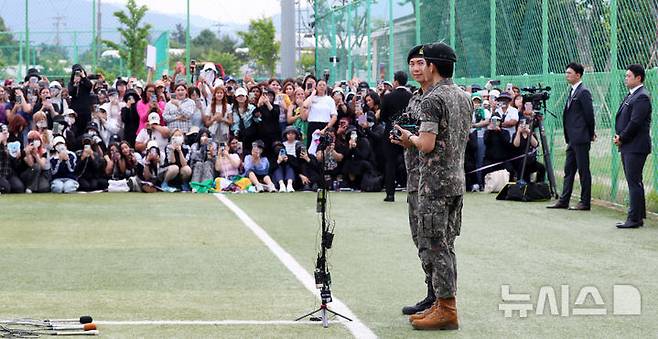 [춘천=뉴시스] 김혜진 기자 = 군 복무를 마친 방탄소년단 RM, 뷔가 10일 오전 강원 춘천시 한 부대 인근에서 전역 소감을 말하고 있다. 2025.06.10. jini@newsis.com