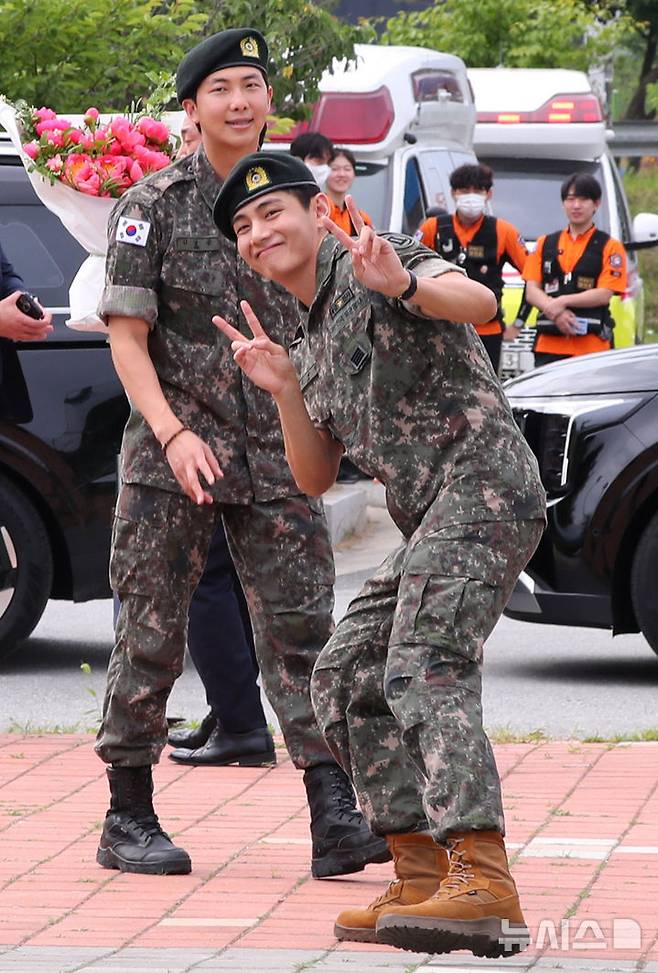 [춘천=뉴시스] 김혜진 기자 = 군 복무를 마친 방탄소년단 RM, 뷔가 10일 오전 강원 춘천시 한 부대 인근에서 전역 인사를 마치고 퇴장하고 있다. 2025.06.10. jini@newsis.com