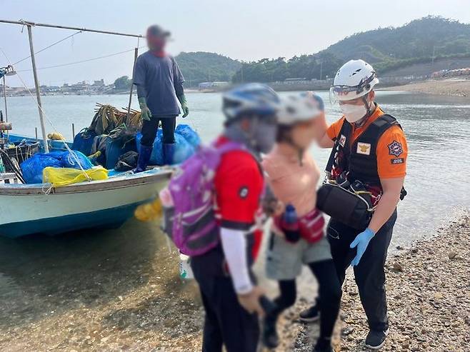 [군산=뉴시스] 지난 1일 오후 3시 33분께 군산 옥도면 무녀도리 쥐똥섬에서 관광을 하던 60대 부부가 고립돼 구조되고 있다.(사진=해경 제공) *재판매 및 DB 금지