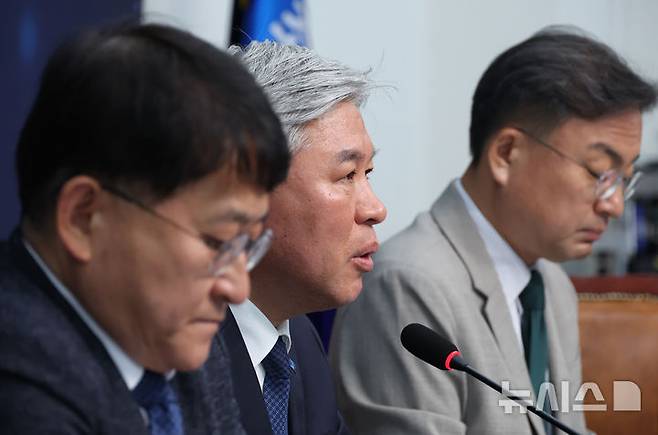 [서울=뉴시스] 고승민 기자 = 서왕진 조국혁신당 원내대표가 10일 서울 여의도 국회에서 열린 의원총회에서 발언하고 있다. 2025.06.10. kkssmm99@newsis.com