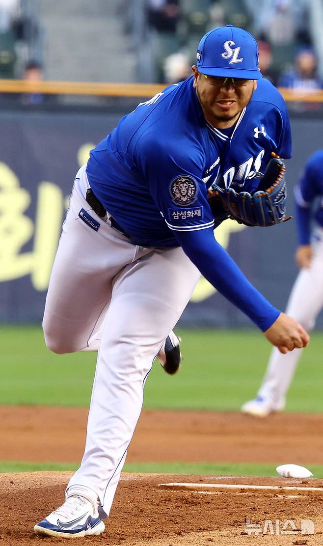 [서울=뉴시스] 박주성 기자 = 15일 오후 서울 송파구 잠실야구장에서 열린 프로야구 2025 KBO리그 삼성 라이온즈 대 LG 트윈스의 경기, 삼성 선발 후라도가 역투하고 있다. 2025.04.15. park7691@newsis.com