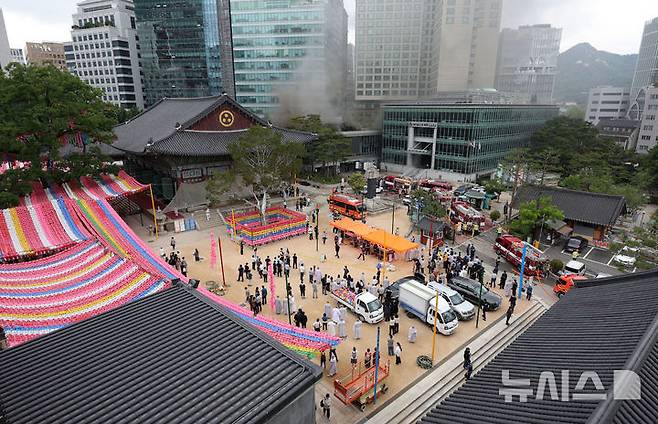 [서울=뉴시스] 홍효식 기자 = 10일 서울 종로구 조계사 한국불교역사문화기념관에서 화재가 발생해 연기가 솟아오르고 있다. 2025.06.10. yesphoto@newsis.com