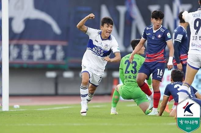 [서울=뉴시스] 프로축구 K리그2 충남아산FC의 한교원. (사진=한국프로축구연맹 제공)