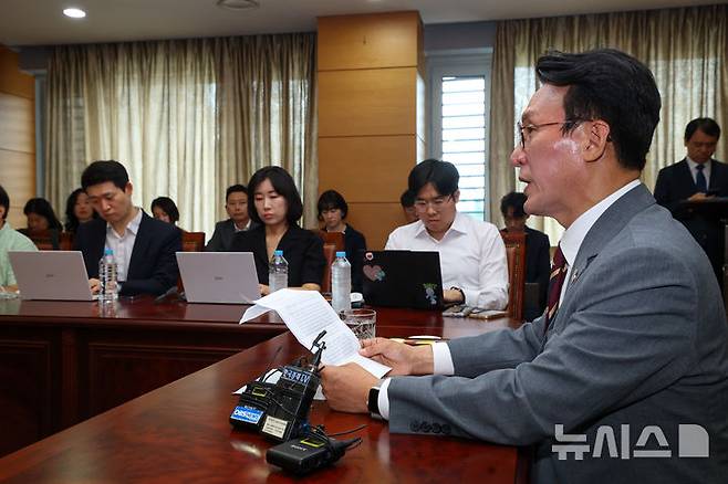 [서울=뉴시스] 김명원 기자 = 김민석 국무총리 후보자가 10일 오전 서울 종로구 통의동 금융감독연수원에 마련된 인사청문회 준비단 사무실에서 출입기자들과 간담회를 하고 있다. (공동취재) 2025.06.10 photo@newsis.com