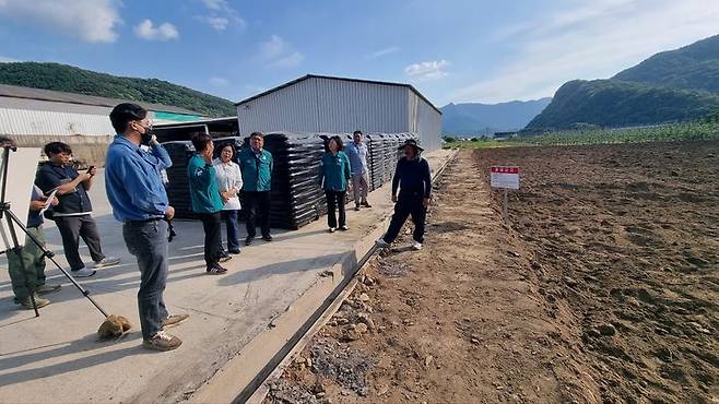 [괴산=뉴시스] 9일 과수화상병이 발생한 충북 괴산군 연풍면에 한 농가에서 장우성 부군수를 비롯한 관계자들이 현장 점검을 하고 있다. (사진=괴산군 제공) 2025.6.10. photo@newsis.com *재판매 및 DB 금지