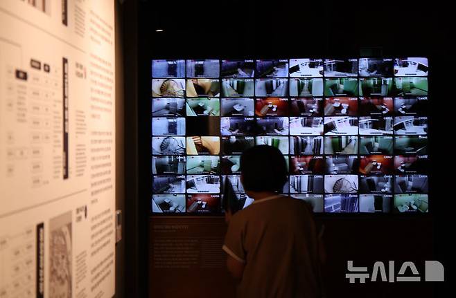 [서울=뉴시스] 김금보 기자 = 10일 서울 용산구 옛 남영동 대공분실을 새단장한 민주화운동기념관이 개관했다. 상설 전시가 운영되고 있다. 2025.06.10. kgb@newsis.com