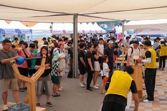 [고성=뉴시스] 고성 저도 대문어축제 행사장 모습.(사진=고성군 제공)photo@newsis.com *재판매 및 DB 금지