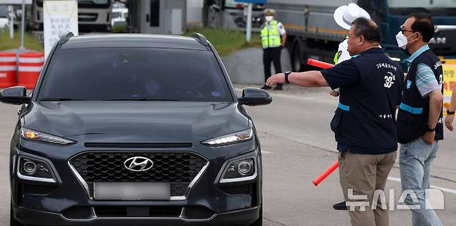 [구리=뉴시스] 추상철 기자 = 서울시 38세금 조사관과 경찰, 한국도로공사 직원들이 10일 오전 경기 구리시 구리남양주톨게이트에서 자동차세, 과태료, 고속도로 통행료 상습 체납차량 합동단속을 하고 있다. 2025.06.10. scchoo@newsis.com