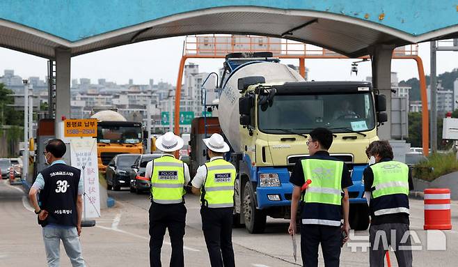 [구리=뉴시스] 추상철 기자 = 서울시 38세금 조사관과 경찰, 한국도로공사 직원들이 10일 오전 경기 구리시 구리남양주톨게이트에서 자동차세, 과태료, 고속도로 통행료 상습 체납차량 합동단속을 하고 있다. 2025.06.10. scchoo@newsis.com