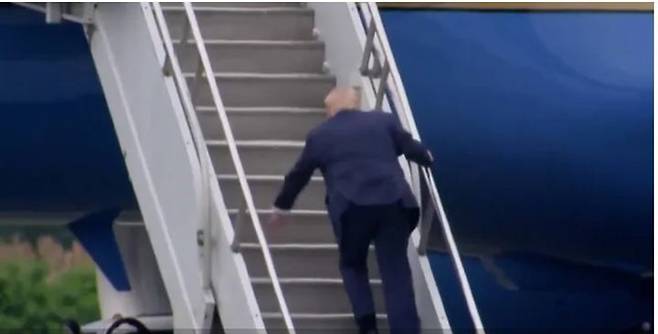 [서울=뉴시스] 도널드 트럼프 대통령이 8일 뉴저지주 모리스타운에서 에어포스원에 오르다 휘청거리며 앞으로 고개를 숙이고 있다.(출처: USA투데이 홈피 동영상 캡처). 2025.06.10. *재판매 및 DB 금지