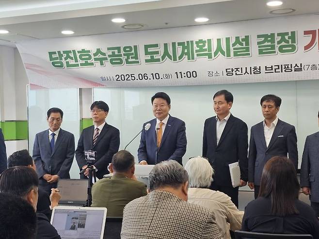 [당진=뉴시스] 김덕진 기자 = 오성환(가운데) 충남 당진시장이 10일 오전 당진시청 브리핑룸에서 호수공원 조성 사업이 도시계획시설 공원으로 결정·고시됐다고 밝히고 있다. 2025.06.10. spark@newsis.com  *재판매 및 DB 금지