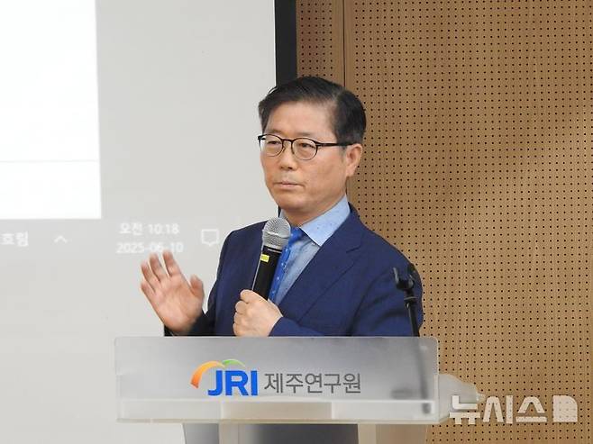 [제주=뉴시스] 오영재 기자 = 변창흠 전 국토교통부 장관이 10일 오전 제주연구원에서 열린 이재명 정부 출범에 따른 정책 토론회(국정전략과 제주의 대응)에서 기조강연을 하고 있다. 2025.06.10. oyj4343@newsis.com