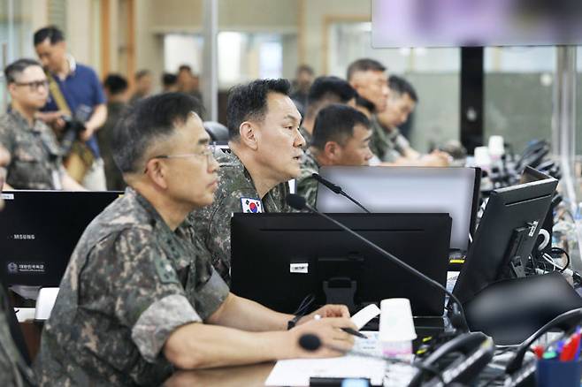 [서울=뉴시스] 김명수 합참의장이 육군2작전사령부를 방문해 작전지도를 하고 있다. (사진=합동참모본부 제공) 2025.06.10. photo@newsis.com *재판매 및 DB 금지