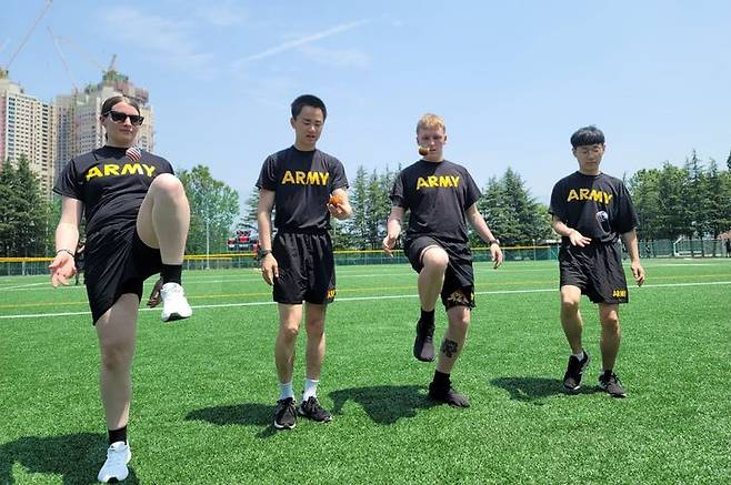 [대구=뉴시스] 이상제 기자 = 한미친선주간행사가 열리고 있는 10일 대구 미군 부대 캠프워커 내 캘리필드에서 한미 장병들이 제기차기를 하고 있다. 2025.06.10. king@newsis.com  *재판매 및 DB 금지