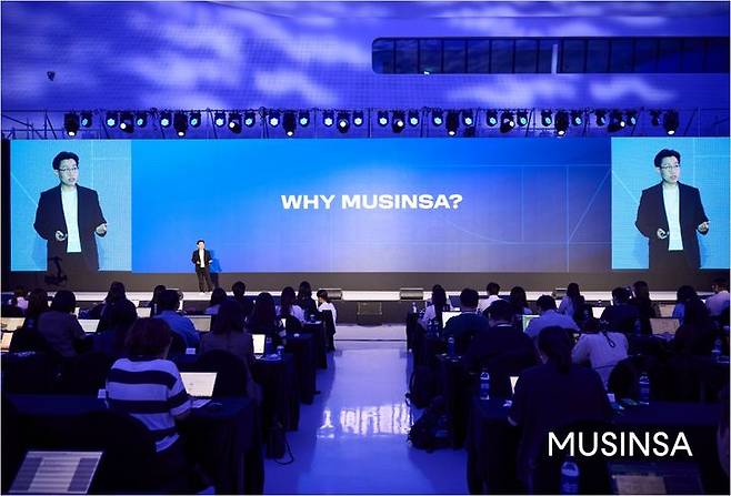 [서울=뉴시스]박준모 무신사 대표가 10일 서울 동대문디자인플라자(DDP)에서 열린 '2025 무신사 글로벌 파트너스 데이' 기자 간담회에서 발표하고 있다.(사진=무신사 제공) *재판매 및 DB 금지