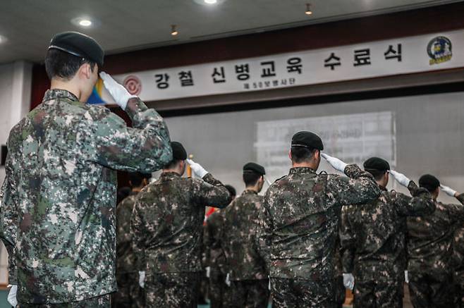 [대구=뉴시스] 육군 제50보병사단은 24일 사단 사령부 강철체육관에서 새해 첫 기수 수료식을 열었다. (사진=육군 제50보병사단 제공) 2025.01.24. photo@newsis.com *재판매 및 DB 금지