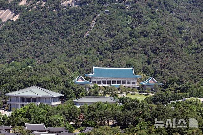 [서울=뉴시스] 김명원 기자 = 이재명 제21대 대통령은 대통령 집무실을 청와대로 이전할 예정인 가운데 청와대 개·보수 작업이 완료될 때까지는 당분간 용산 대통령실로 출근하게 된다. 윤석열 전 대통령이 2022년 5월 10일 대통령 집무실을 용산 국방부 청사로 공식 이전한 지 3년여 만에 '용산 시대'를 마감하고 청와대로 복귀한다. 4일 오전 서울 종로구에서 바라본 청와대 모습. 2025.06.04. kmx1105@newsis.com