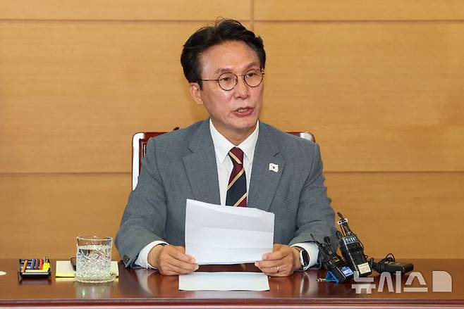 [서울=뉴시스] 김명원 기자 = 김민석 국무총리 후보자가 10일 오전 서울 종로구 통의동 금융감독연수원에 마련된 인사청문회 준비단 사무실에서 출입기자들과 간담회를 하고 있다. (공동취재) 2025.06.10 photo@newsis.com