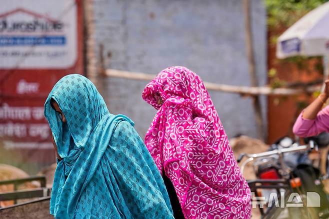 [AP/뉴시스] 우타르프라데시주 프라야그라이에서 여학생들이 열을 막기 위해 얼굴을 스카프로 꽁꽁 가리고 있다
