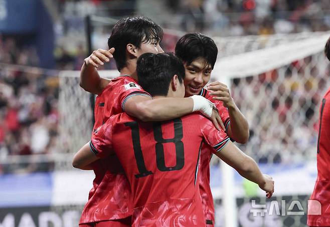[서울=뉴시스] 김근수 기자 = 10일 서울 마포구 서울월드컵경기장에서 열린 2026 국제축구연맹(FIFA) 북중미월드컵 아시아 3차 예선 한국과 쿠웨이트의 경기, 한국 이강인이 두번째 골을 넣고 오현규, 전진우와 기쁨을 나누고 있다. 2025.06.10. ks@newsis.com