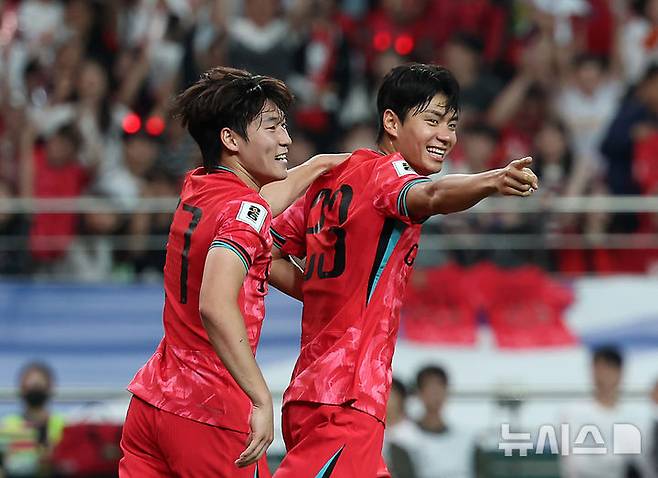 [서울=뉴시스] 김명년 기자 = 10일 서울 마포구 서울월드컵경기장에서 열린 2026 국제축구연맹(FIFA) 북중미월드컵 아시아 3차 예선 한국과 쿠웨이트의 경기, 한국 전진우가 상대의 자책골을 유도한 후 기뻐하고 있다. 2025.06.10. kmn@newsis.com