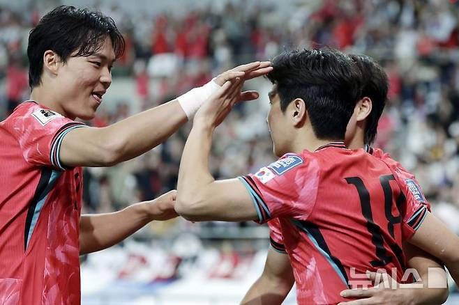 [서울=뉴시스] 최동준 기자 = 10일 서울 마포구 서울월드컵경기장에서 열린 2026 국제축구연맹(FIFA) 북중미월드컵 아시아 3차 예선 한국과 쿠웨이트의 경기, 이강인 추가골을 성공시킨 뒤 오현규와 기뻐하고 있다. 2025.06.10. photocdj@newsis.com