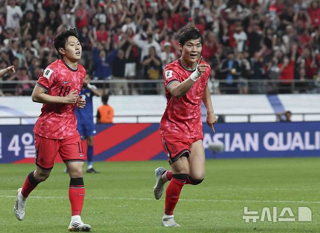 [서울=뉴시스] 김근수 기자 = 10일 서울 마포구 서울월드컵경기장에서 열린 2026 국제축구연맹(FIFA) 북중미월드컵 아시아 3차 예선 한국과 쿠웨이트의 경기, 한국 오현규가 세번째 골을 성공시키고 있다. 2025.06.10. ks@newsis.com