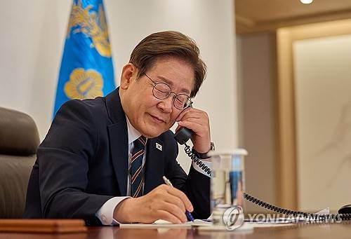 이재명 대통령, 일본 총리와 통화 (서울=연합뉴스) 이재명 대통령이 9일 서울 용산 대통령실에서 이시바 시게루 일본 총리와 전화 통화를 하고 있다. 2025.6.9 [대통령실 제공. 재판매 및 DB 금지] photo@yna.co.kr