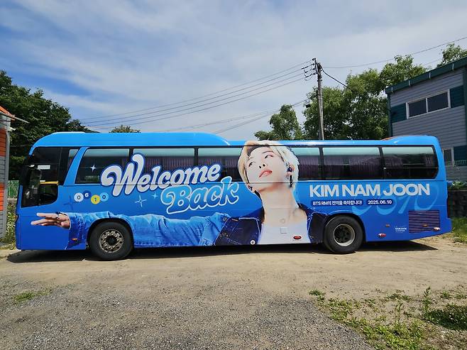 팬들이 마련한 RM 응원 버스 [X 캡처]