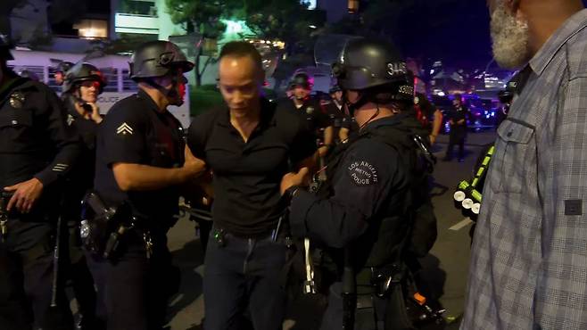 경찰에게 붙잡힌 CNN 기자 [CNN 영상 캡처]