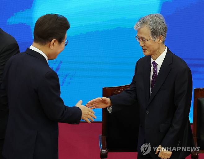 (서울=연합뉴스) 이재명 대통령이 4일 서울 여의도 국회에서 열린 제21대 대통령 취임선서식에 입장해 조희대 대법원장과 인사하고 있다. 2025.6.4 [국회사진기자단] photo@yna.co.kr 연합뉴스