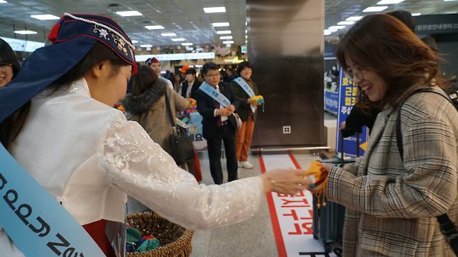 제주공항 입도객 환영 행사. 제주도 제공