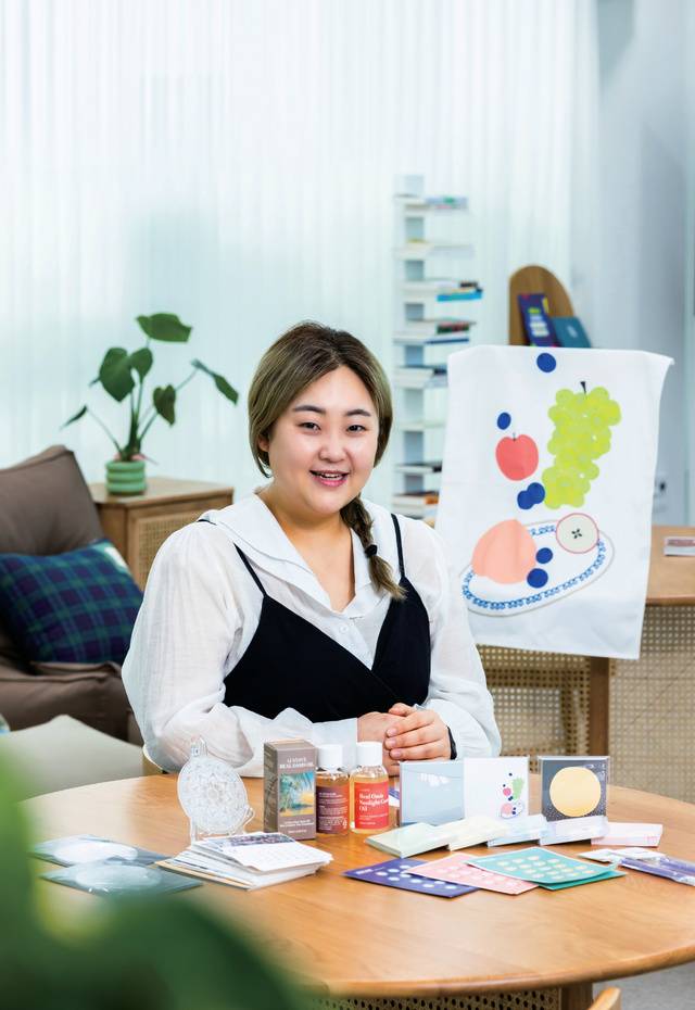 정유영 만복기획 대표. 디자이너인 정 대표는 영천에서 다양한 일을 하며 마켓 기획자·청년 활동가·영상 제작자·마케터 등으로 불린다.