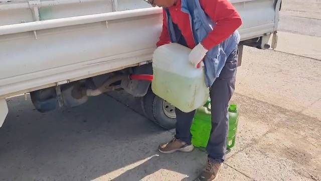 농민 A씨가 판매소에서 구매한 면세유를 자신의 농업용 화물차에 주유하고 있는 모습.