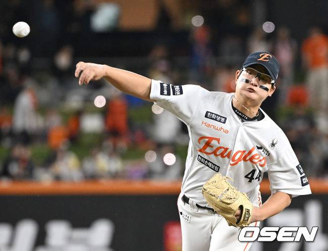 [OSEN=대전, 김성락 기자] 4일 오후 대전 한화생명볼파크에서 ‘2025 신한 SOL Bank KBO리그’ 한화 이글스와 KT 위즈의 경기가 열렸다.이날 홈팀 한화는 와이스, KT는 오원석을 선발로 내세웠다.9회초 한화 김서현이 마운드에 올라 힘차게 공을 뿌리고 있다. 2025.06.04 / ksl0919@osen.co.kr