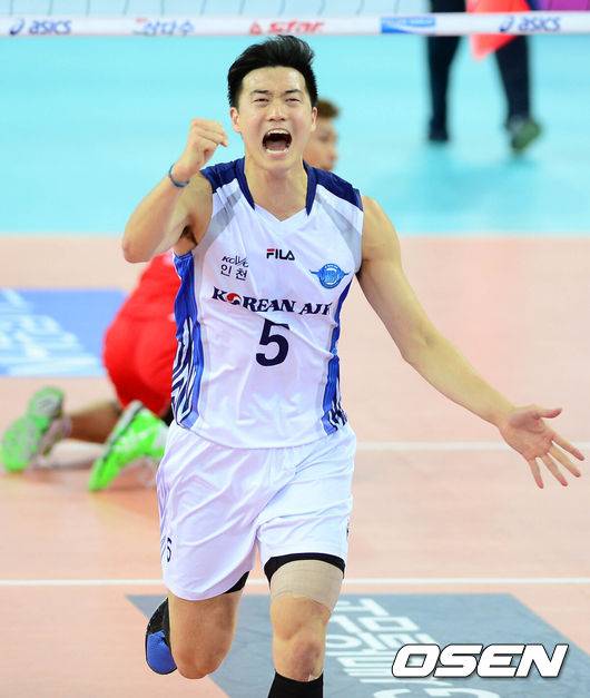 [OSEN=인천, 백승철 기자] 13일 오후 인천계양체육관에서 열린 '2013-2014 NH농협 V리그' 남자부 대한항공과 LIG손해보험의 경기 1세트 황동일이 득점후 기뻐하고 있다.김종민 감독이 지휘하는 대한항공은 지난 10일 열린 현대캐피탈과의 경기에서 세트스코어 3-1로 승, 시즌 2승 1패(승점7)를 기록하고 있다.문용관 감독이 이끄는 LIG 손해보험은 우리카드와 치른 지난 9일 경기에서 세트스코어 1-3으로 패하며, 시즌 1승 2패(승점4)를 기록하고 있다. / baik@osen.co.kr