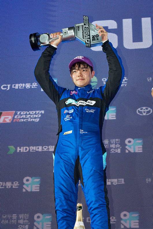 2024&nbsp;오네 슈퍼레이스 챔피언십&nbsp;6라운드 인제 나이트 레이스에서&nbsp;2위로 포디움에 오른 오네 레이싱 김동은.
