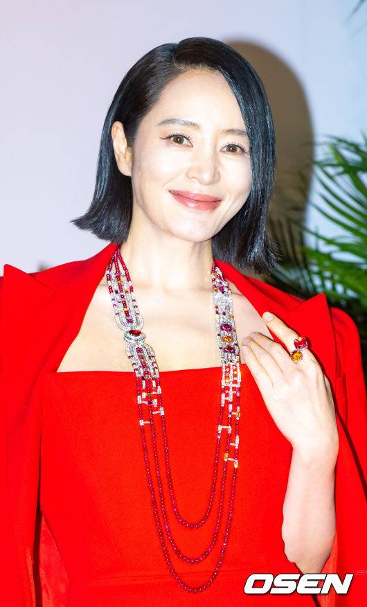 [OSEN=박준형 기자] 13일 오후 조선 팰리스 서울 강남에서 2025 무슈 프레드 아이디얼 라이트 하이주얼리 이벤트 셀럽 포토콜 행사가 진행됐다.이날 행사에는 BTS 진 (브랜드 앰배서더)과 김혜수, 차승원, 이성경, 박세리, 오상욱이 참석했다.김혜수가 입장하고 있다   2025.03.13   / soul1014@osen.co.kr