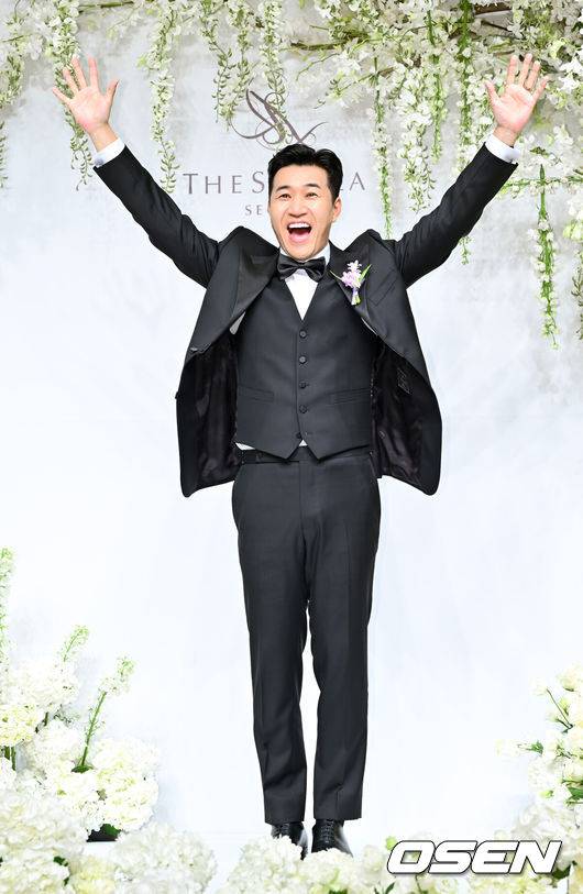 [OSEN=박준형 기자] 가수 김종민은 20일 서울 중구 장충동 신라호텔 영빈관에서 11살 연하 예비 신부와 결혼식을 올린다.예비 신부가 비연예인인 만큼 혼자 포토월에 서는 김종민은 간단한 인터뷰에 응하며 간단한 소감을 전했다. 김종민이 포즈를 취하고 있다.   2025.04.20 / soul1014@osen.co.kr