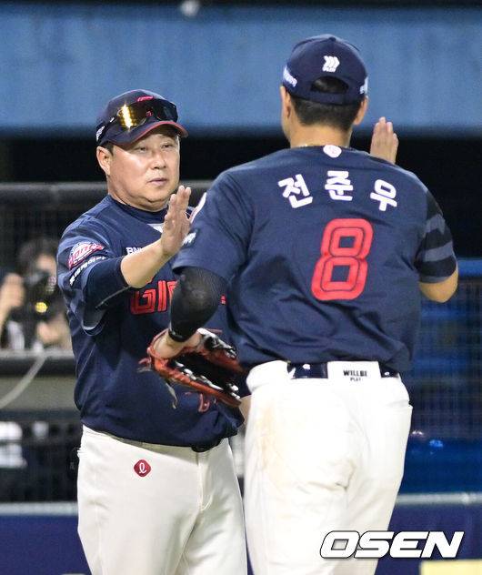 [OSEN=잠실, 최규한 기자] 롯데가 ‘뉴 에이스’ 감보아의 호투를 앞세워 주말 3연전을 위닝시리즈로 장식했다.&nbsp;프로야구 롯데 자이언츠는 8일 서울 잠실구장에서 열린 2025 신한 SOL뱅크 KBO리그 두산 베어스와의 시즌 9번째 맞대결에서 4-2로 승리했다.&nbsp;롯데는 3연패 뒤 2연승을 달리며 주말 위닝시리즈를 달성했다. 시즌 34승 3무 28패. 4연속 루징시리즈를 끊는 값진 2승 1패였다.경기를 마치고 롯데 김태형 감독이 전준우와 인사를 나누고 있다. 2025.06.08 /