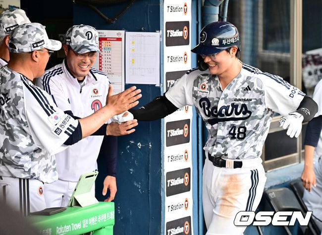 [OSEN=잠실, 지형준 기자] 6일 오후 서울 잠실구장에서 ‘2025 신한 SOL Bank KBO리그’ 두산 베어스와 롯데 자이언츠의 경기가 열렸다.이날 두산은 잭로그, 롯데는 나균안을 선발로 내세웠다.6회초 1사에서 두산 김동준이 우월 솔로포를 날리며 코칭스태프와 기뻐하고 있다. 김동준은 데뷔 첫 홈런. 2025.06.06 /jpnews@osen.co.kr
