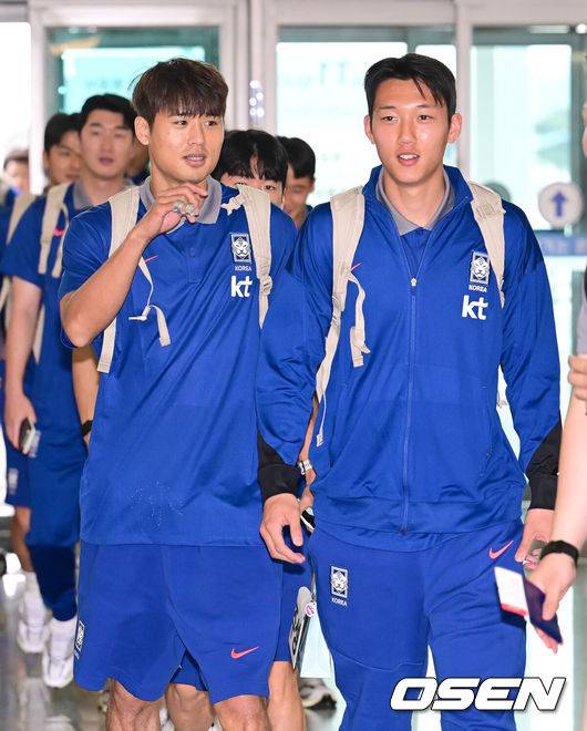 [OSEN=인천공항, 김성락 기자] 대한민국 축구 국가대표팀이 6일 오전 3시 15분(한국시간) 이라크와&nbsp;2026 국제축구연맹(FIFA) 북중미 월드컵 아시아 3차 예선 B조 경기를 치르기 위해 이라크 원정 출국길에 올랐다.한국은 B조에서 선두(4승 4무, 승점 16)를 달리고 있다. 2위는&nbsp;요르단(승점 13), 3위는 이라크(승점 12). 홍명보호는 남은 2경기에서 승점 1만 추가하면 11회 연속 본선 진출을 확정한다.축구대표팀 김주성, 이한범이 출국장으로 향하고 있다. 2025.06.02 / ksl0919@osen.co.kr