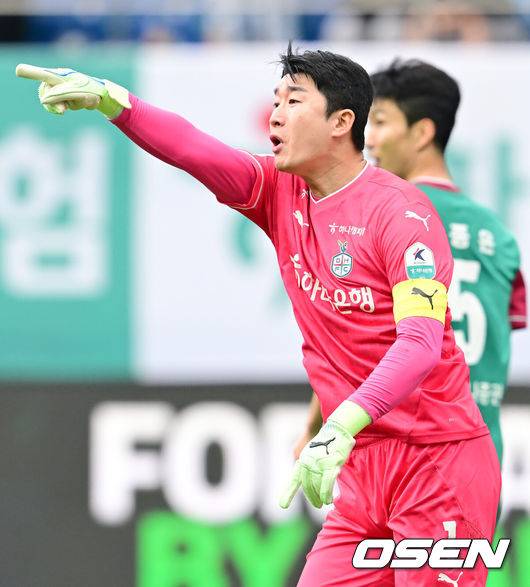 [OSEN=대전, 김성락 기자] 3일 오후 대전 유성구 대전월드컵경기장에서 ‘하나은행 K리그1 2025’ 11라운드 대전 하나 시티즌과 FC 안양의 경기가 열렸다. 대전은 7승 2무 2패로 리그 1위를, 안양은 5승 0무 6패로 리그 6위를 기록하고 있다. 전반 대전 이창근이 동료 선수와 이야기를 나누고 있다. 2025.05.03 / ksl0919@osen.co.kr