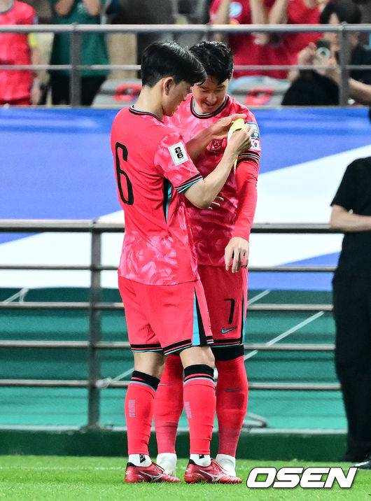 [OSEN=서울월드컵경기장, 지형준 기자] 홍명보 감독이 이끄는 축구대표팀이 10일 서울월드컵경기장에서 쿠웨이트와 2026 국제축구연맹(FIFA) 북중미 월드컵 아시아 3차 예선 조별리그 B조 10차전 최종전을 펼쳤다.한국은 지난 6일 이라크와 원정 9차전에서 2-0으로 승리하며 전세계에서 6번째, 아시아에서 최초로 11회 연속 월드컵 본선 진출의 역사를 썼다. B조에선 1위(승점 19점) 한국과 2위(승점 16점) 요르단이 월드컵에 직행한다.후반 한국 손흥민이 교체 출전하며 황인범이 주장 완장을 건네고 있다. 2025.06.10 /jpnews@osen.co.kr